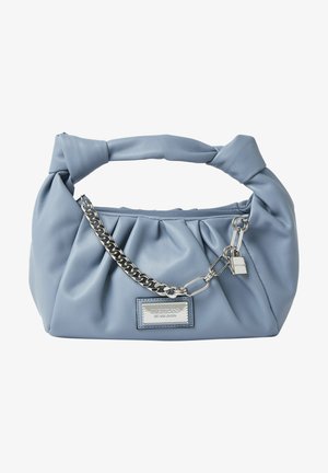 Jasnoniebieska skórzana torebka z supłem na uchwycie, plisowanym wzorem, srebrnym łańcuszkiem i metalową metką z logo. Zawiera detale małej kłódki.