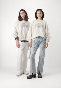 Tommy Jeans BOXY VARSITY CREW UNISEX - Sudadera - beige