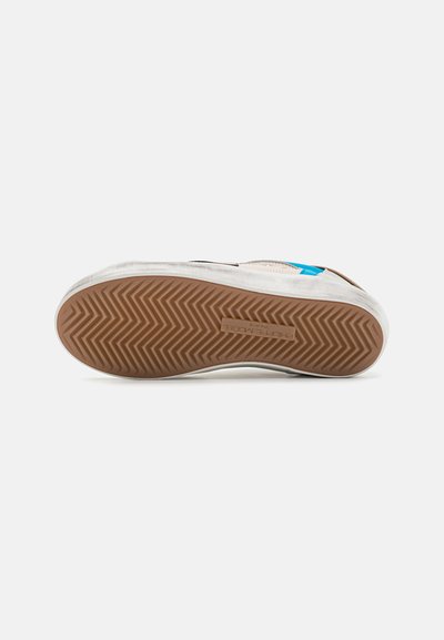 Niskoprofilowy sneaker z teksturowanym białym cholewką, niebieskimi akcentami i beżową gumową podeszwą z wzorem jodełki zapewniającym przyczepność.