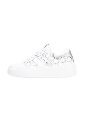 Zapatilla blanca con un upper de cuero texturizado, acentos plateados y una suela de plataforma gruesa. Presenta cordones y pequeños remaches decorativos.