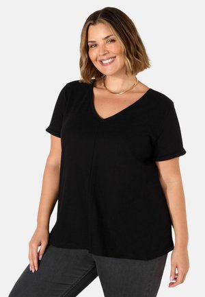 T-shirt nero con scollatura a V e maniche corte arrotolate, realizzato in un tessuto liscio, con un taglio rilassato e un sottile dettaglio di cucitura centrale.
