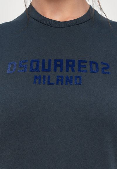 Navyblauwe t-shirt met reliëftekst "DSQUARED2 MILANO" in een donkere blauwton. Gemaakt van soepel katoen met een ronde halslijn en korte mouwen.