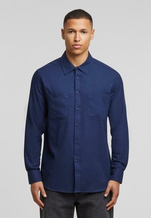 Marineblauwe overhemd met lange mouwen, knoopsluiting aan de voorkant, puntige kraag, twee borstzakken en een gladde textiele afwerking. Lichtgewicht en op maat gesneden.
