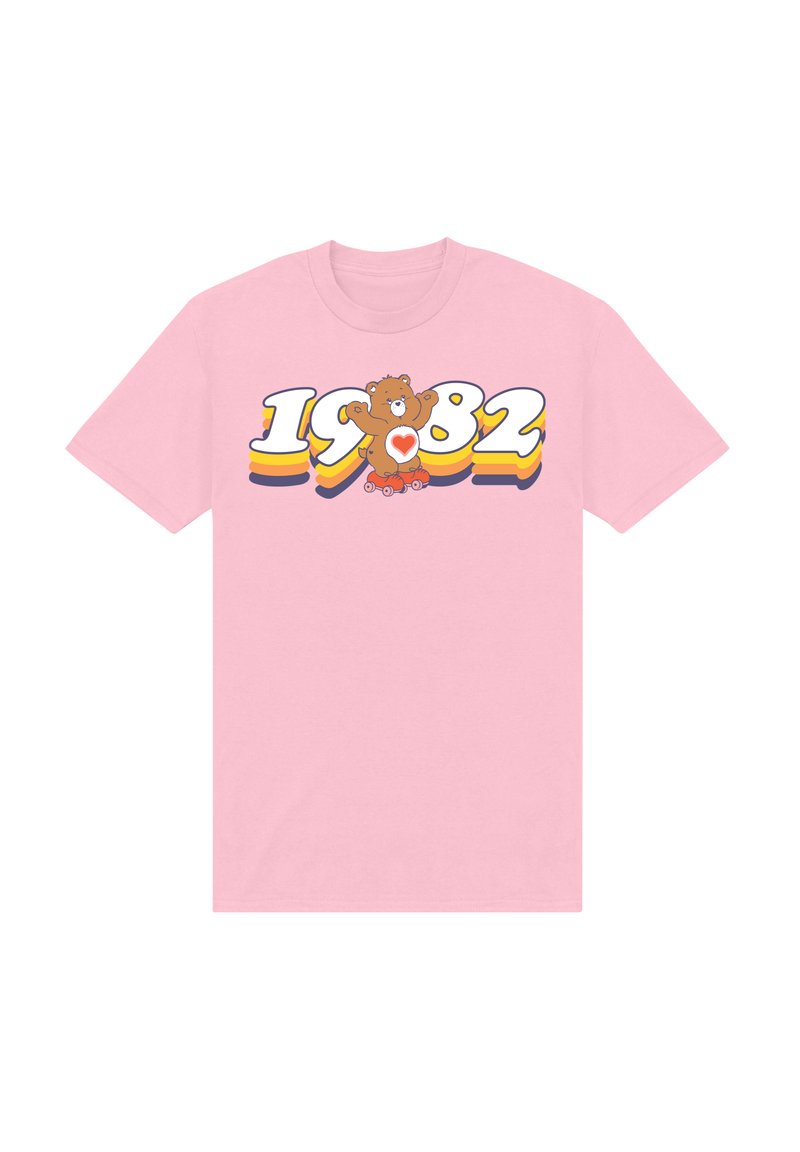 Rosa bomullströja med en grafik av en nallebjörn och texten "1982" i livliga färger och en lekfull design. Kortärmad och rundhalsad.