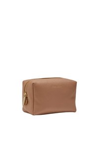 Hnědá kožená kosmetická taška s texturovaným povrchem, obdélníkovým tvarem, horním zipovým uzávěrem a zlatým kováním.
