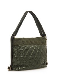 Borsa in nylon verde trapuntato con finitura testurizzata, caratterizzata da una sezione superiore liscia e una maniglia spessa con finiture in tono oro.