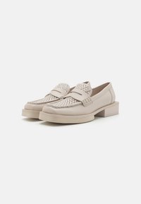 Beige loafers med en teksturert vevd overdel, glatt skinnkropp og blokkhæl. Har et dekorativt rem og subtile sømdetaljer.