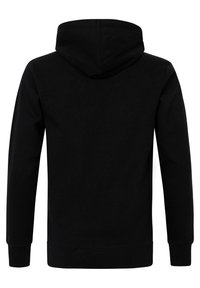 Felpa nera con cappuccio, dalla texture liscia, maniche lunghe e tasca a marsupio. Presenta polsini a costine e un cappuccio regolabile con cordino.