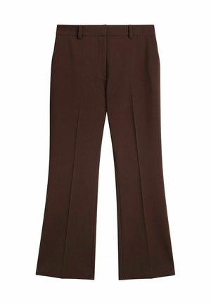 Ruskeat räätälöidyt housut, joissa on vyölenkit, etukaitaleet ja hieman levenevät lahkeet.