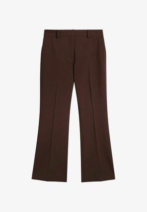 Brązowe spodnie na miarę z pętlami na pasek, plisami z przodu i lekko rozszerzanymi nogawkami.