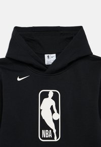 Černá mikina s kapucí vyrobená z bavlněné směsi, s bílým NBA logo potiskem na přední straně a Nike swoosh na rameni.