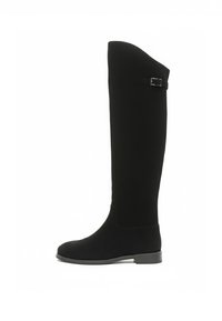 Bottes noires montantes au-dessus du genou en daim doux ; semelle plate, bout arrondi et un accent avec une boucle sur le côté extérieur. Texture lisse.