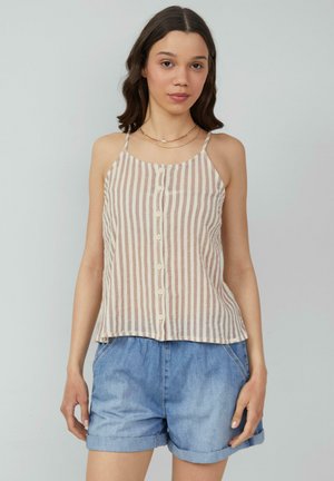 Gestreept tanktop in beige en lichtbruin, met een knoopsluiting aan de voorkant, dunne bandjes en een losse pasvorm. Gecombineerd met denim shorts.