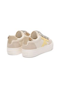 Baskets beiges avec un mélange de suede et de cuir, présentant un accent jaune, un design sans lacets et une semelle en caoutchouc texturée.