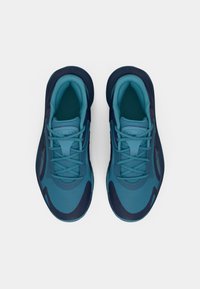 Αθλητικά παπούτσια με επάνω μέρος από δίχτυ σε τιρκουάζ και ναυτικό μπλε, με υφή, στρογγυλή μύτη και κορδόνια σε αντίθετο χρώμα.