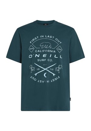 Camiseta de algodón color teal con mangas cortas que presenta un diseño gráfico: un oso, tablas de surf cruzadas, palmeras y texto en azul claro.