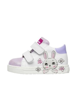 Scarpe da ginnastica bianche con punta e tallone glitterati in viola, caratterizzate da un'illustrazione di un coniglio e disegni floreali. Fissate con due cinghie in Velcro.