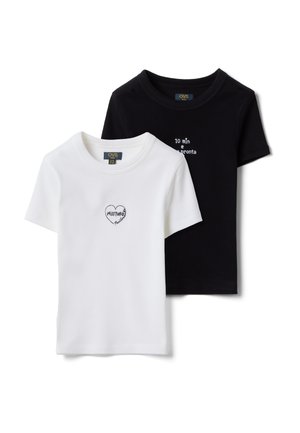 Zwei kurzärmelige Kinder-T-Shirts, eines weiß mit einem Herz und dem Text "Misstupo Fashion", eines schwarz mit weißem Text "10 min e pronta."
