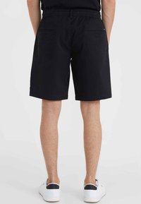 Schwarze Shorts aus leichtem Material, mit elastischem Bund und zwei Gesäßtaschen. Im geraden Schnitt und knielang gestaltet.