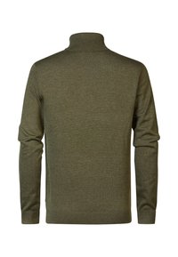 Groene gebreide trui met een hoge kraag, lange mouwen en een geribde onderrand. Soepele textuur zonder zichtbare patronen of hardware.