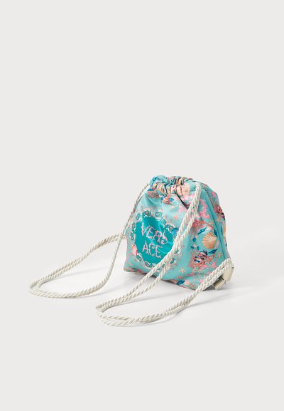 Sac à cordon en tissu turquoise vif, arborant des motifs de coquillages roses et d'étoiles de mer, avec des cordons crème et un haut froncé.