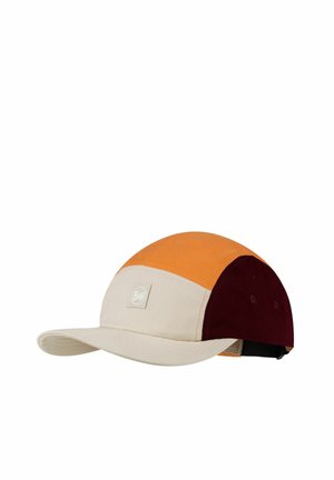 Cap Color-Block Baseballcap mit beigefarbenem Vorderteil und Schild, orangefarbenem Oberteil und dunkelrotem Rückenteil mit verstellbarem Riemen.