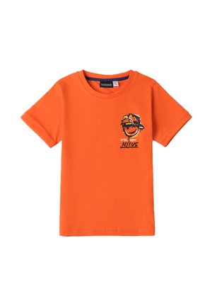 Kurzärmliges oranges T-Shirt aus Baumwolle, mit einem Grafikdesign eines lächelnden Gesichts mit einer Kappe und dem Text "NYUS" auf der linken Brust.