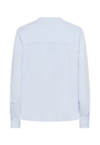 Blusa azzurra a maniche lunghe con dettaglio di tessuto arricciato sotto la yoke e polsini con bottoni, vista dal retro.
