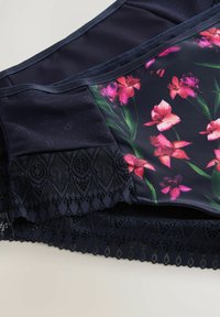 Tengeri úszószoknya virágmintával, rózsaszín és lila virágokkal, csipkés szegéllyel az alján és texturált hálós oldalpanelek.