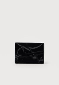 Μαύρος κάτοχος καρτών από δέρμα με γυαλιστερή επένδυση, με ανάγλυφο λογότυπο Nike, καθαρό σχέδιο και αντίθετη ραφή. Συμπαγές ορθογώνιο σχήμα.