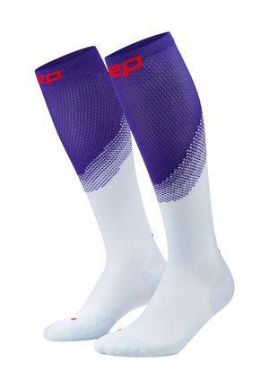 Paar knielanger Sportsocken in Weiß mit lila Farbverlauf und rotem Text nahe dem oberen Rand.
