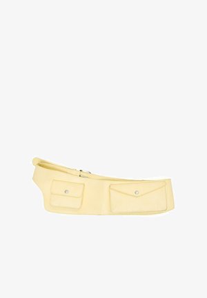 Svetložltý kožený opasok do pása s dvoma prednými vreckami na patent, jedno obdĺžnikové a jedno v tvare obálky, a striebornou prackou.