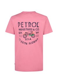 Lys rosa bomulds T-shirt med et stort grafisk motiv på ryggen med teksten "PETROL INDUSTRIES & CO." og en farverig motorcykelillustration.