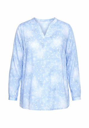 Lichtblauwe blouse met lange mouwen, voorzien van een wit sterrenpatroon en een V-vormige inkeping bij de halslijn.