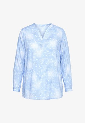 Jasnoniebieska bluzka z długim rękawem w biały wzór gwiazdek, z dekoltem w kształcie litery V z wcięciem.