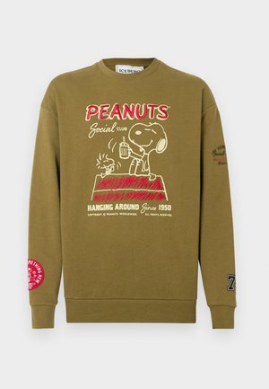 Olivgrüner Sweatshirt mit Snoopy-Grafik, rotem und weißem Text, geripptem Rundhalsausschnitt und kontrastierendem roten Logo auf dem linken Ärmel.