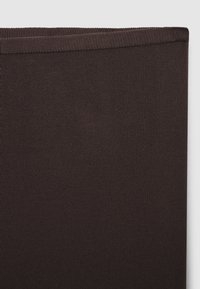 Tissu côtelé brun foncé au toucher doux, avec un bord supérieur propre et sans couture, et un motif uniforme sur toute la surface. Convient à divers usages.