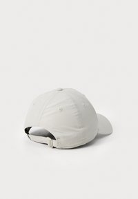 Casquette de baseball gris clair avec une visière incurvée, fabriquée à partir d'un matériau doux. Équipée d'une sangle ajustable à l'arrière et de six œillets de ventilation.