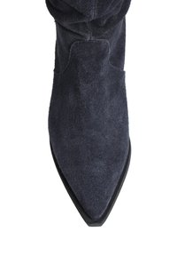 Granatowe zamszowe botki za kostkę z wydłużonym noskiem i teksturowanym wierzchem. Posiadają płaską czarną podeszwę oraz subtelne marszczenie w okolicy kostki.