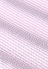 Witte stof met dicht op elkaar geplaatste dunne roze horizontale strepen, die zachte vouwen en textuurdetails tonen.