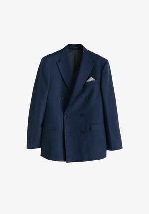 Marineblauer, doppelt geknöpfter Blazer mit spitzen Revers, vier schwarzen Knöpfen vorne, zwei Pattentaschen und einem weißen Einstecktuch.