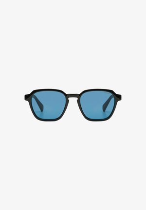 Schwarze rechteckige Sonnenbrille mit blau getönten Gläsern. Dicke Fassung, leicht kantiges Design mit Metallelementen an den Bügeln.