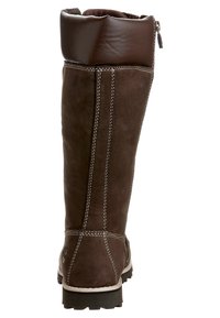 Hnědá kožená vysoká kozačka až ke koleni s hladkým povrchem, kontrastním bílým prošitím, zapínáním na zip a texturovanou gumovou podrážkou pro lepší přilnavost.
