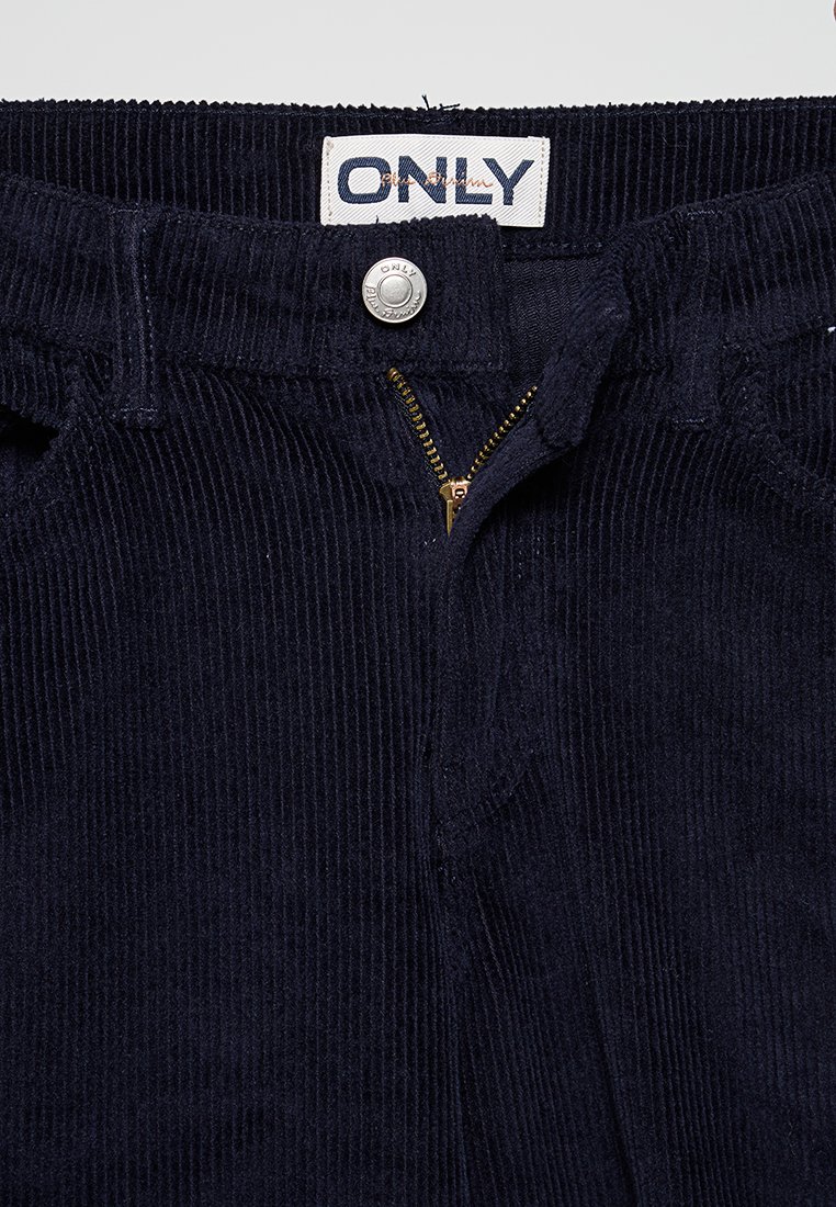 Navy Cordhosen mit Reißverschluss, Knopfverschluss und gerippter Textur. Das "ONLY"-Label ist am Bund sichtbar.