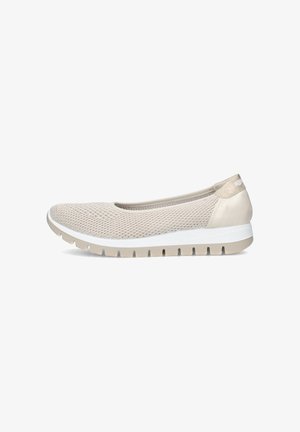 Sneaker slip-on beige chiaro con tomaia in mesh, suola intermedia bianca, suola esterna beige testurizzata e morbido supporto per il tallone.