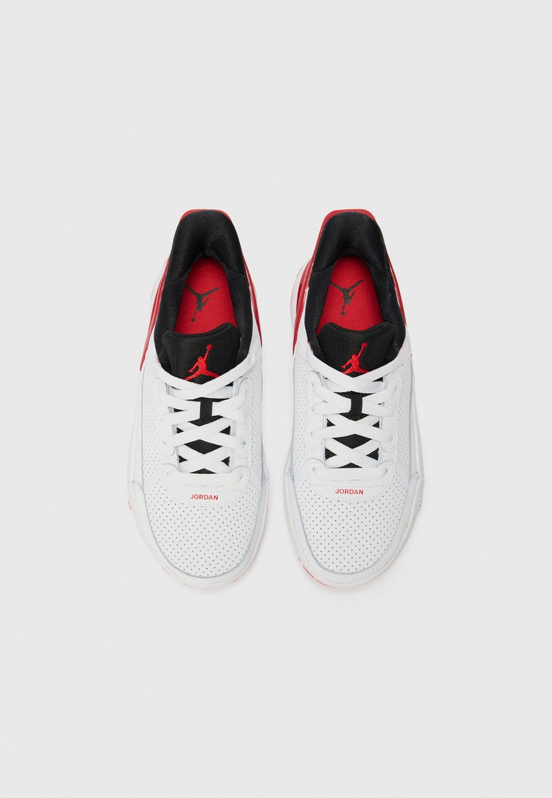 Weiße Sportschuhe mit schwarzen Akzenten, rotem Logo, perforiertem Mesh-Obermaterial, schwarzem Innenfutter und weißen Schnürsenkeln. Flache Sohlen und rundes Zehen-Design.