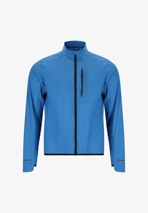 Veste légère bleue avec col montant, fermeture éclair frontale noire et fermeture éclair verticale sur la poche poitrine.