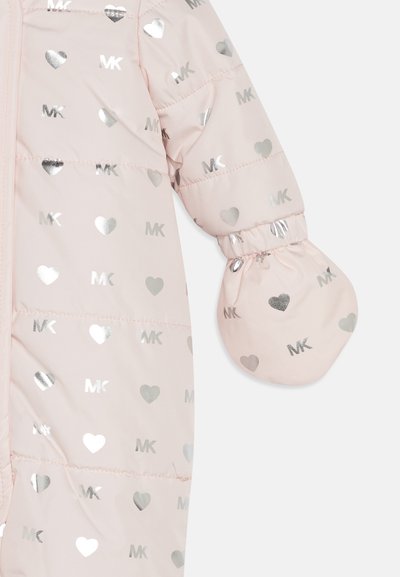 Veste matelassée rose avec des motifs en cœur argenté et "MK", dotée d'un design matelassé et de poignets élastiques pour la chaleur et le confort.