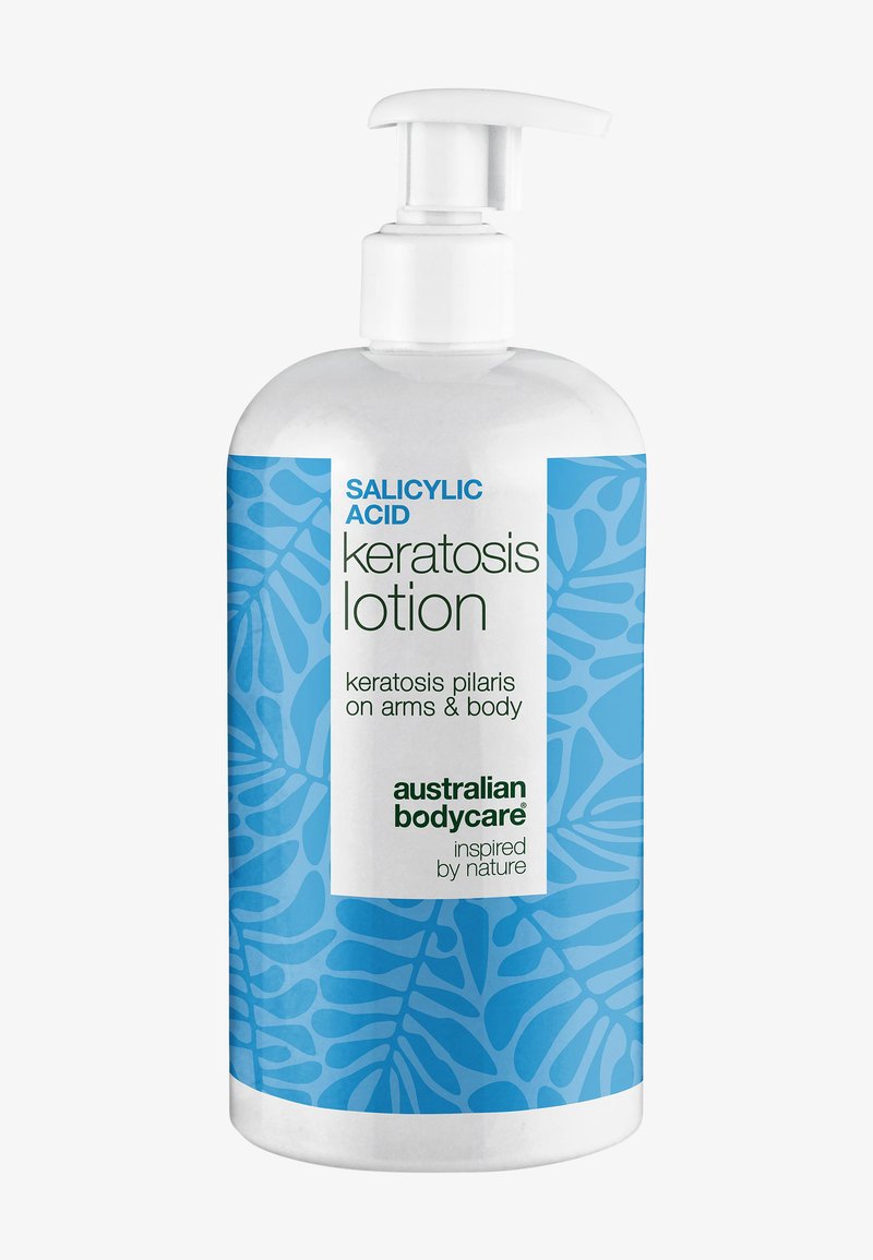 Flacon pompe de lotion keratosique Australian Bodycare avec acide salicylique pour la kératose pilaire sur les bras et le corps, étiquette à motif de feuilles bleues.