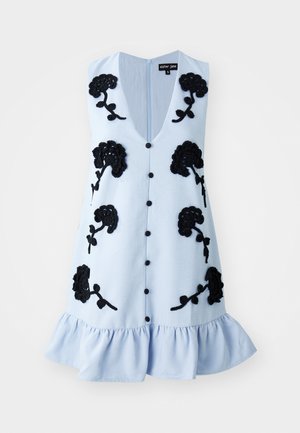 Vestito azzurro chiaro con scollatura a V profonda, ricami floreali neri, chiusura frontale con bottoni e orlo arricciato. Il tessuto sembra texturizzato.